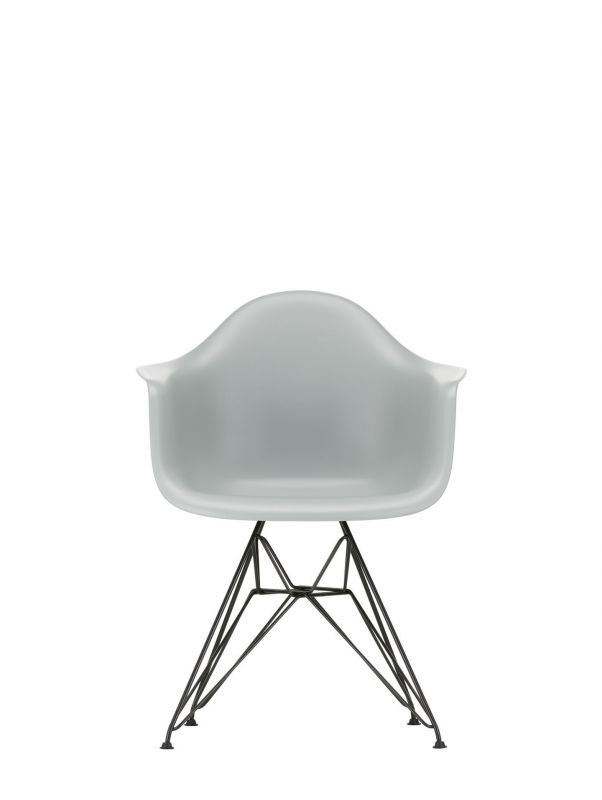 Eames Plastic Arm Chair DAR, hellgraue Sitzschale, schwarzes Eiffelturm-Gestell. Designklassiker von Vitra.